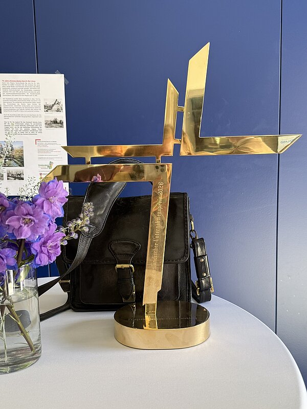 Emsländischer Unternehmenspreis 2026 für Hackmann Hotels Die goldene Trophäe des Emsländischen Unternehmenspreises 2026, den Hackmann Hotels in der Kategorie Unternehmensentwicklung gewonnen hat.
