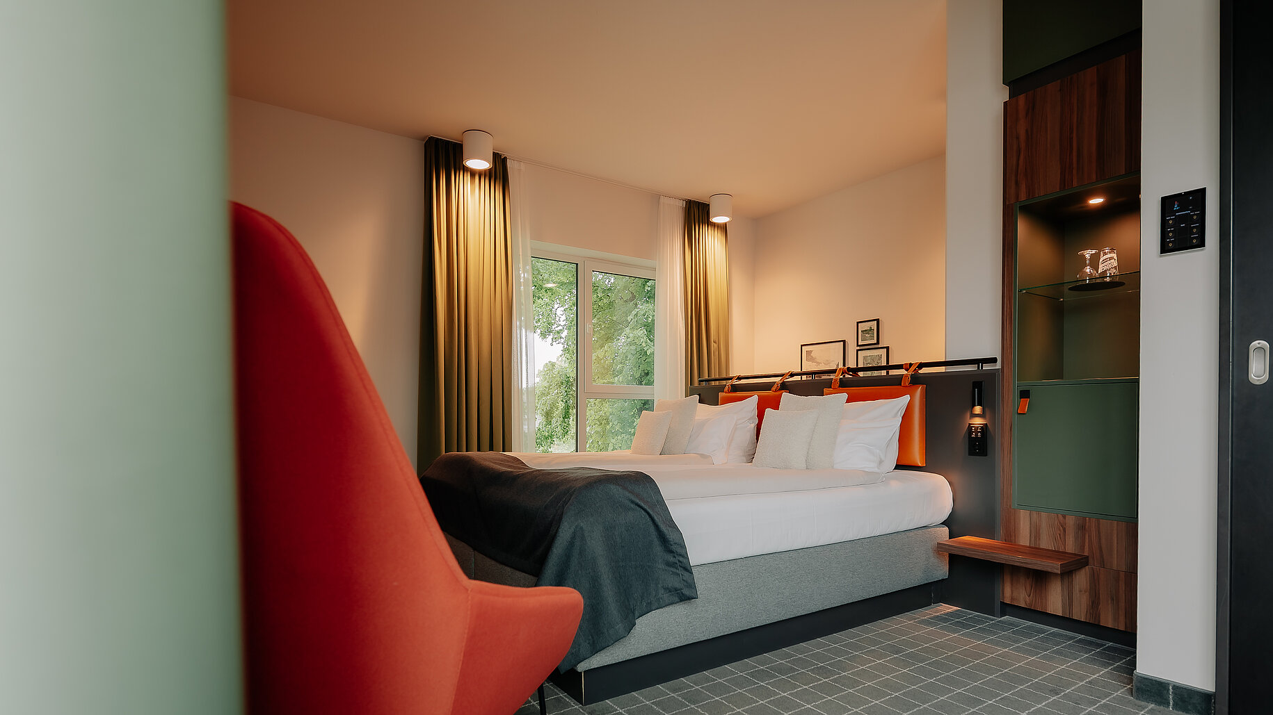 Großzügiges Doppelzimmer mit eleganter Einrichtung und Flussblick