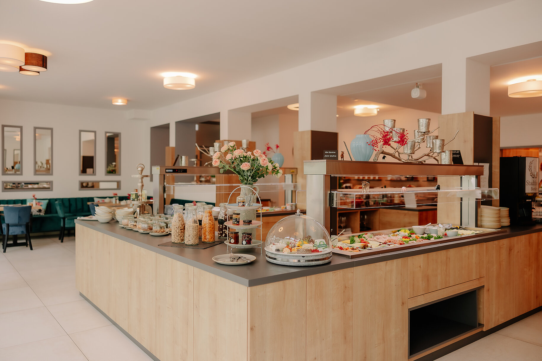 Moderner Frühstücksbereich mit Buffet im Stadthotel Borken
