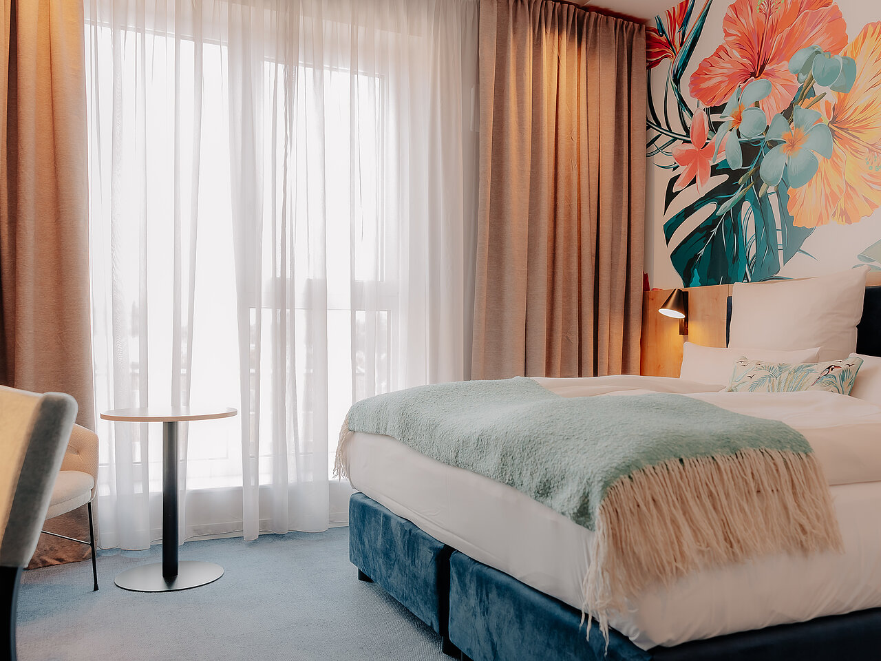 Doppelzimmer Komfort im Stadthotel Borken Doppelzimmer Komfort im Stadthotel Borken by Hackmann mit farbenfrohem Wandmotiv