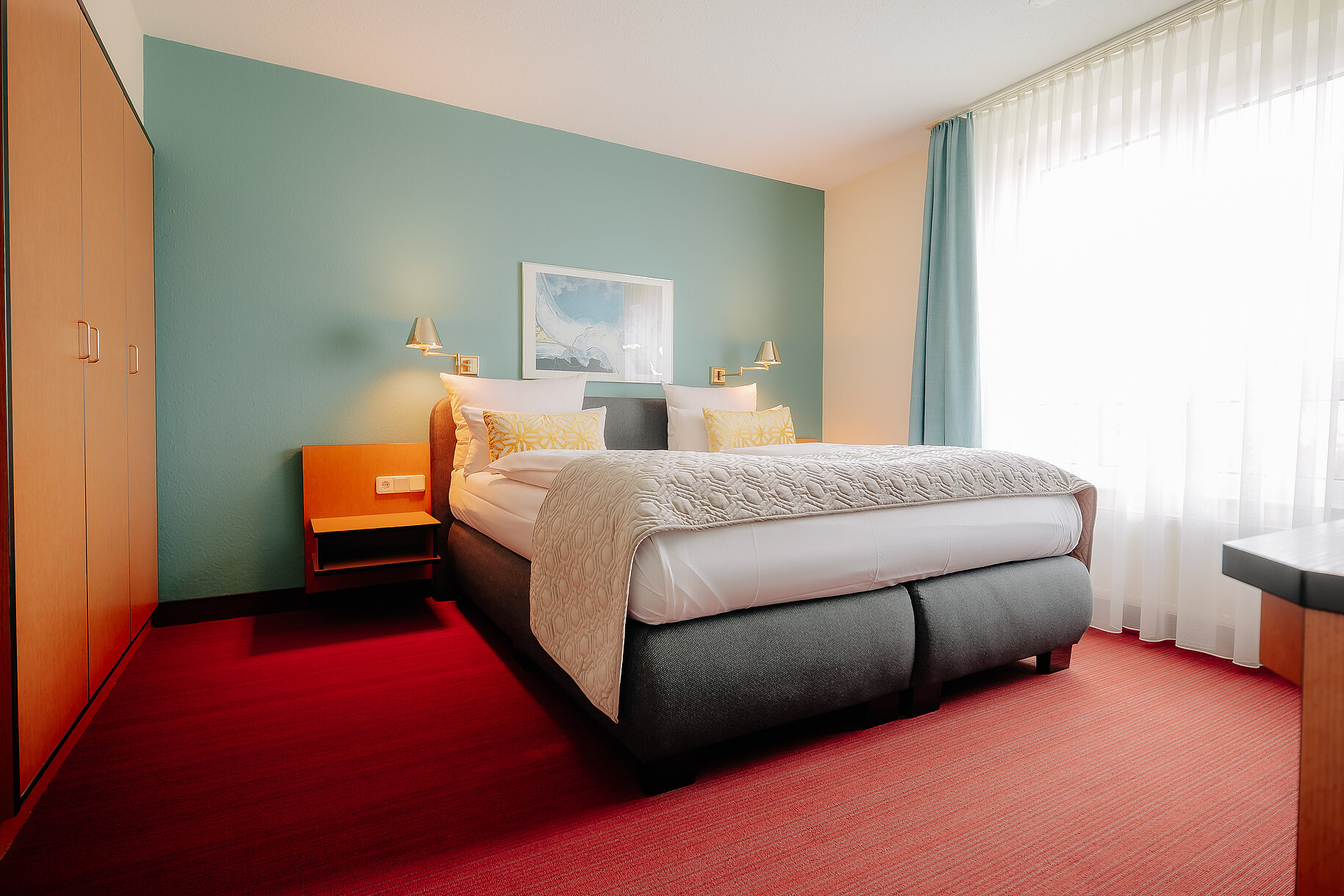 Weitläufige Panorama Suite mit modernem Interieur im CASCADA Hotel Rheine