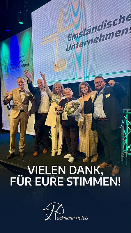 Hackmann Hotels gewinnt den Emsländischen Unternehmenspreis 2026 Das Team von Hackmann Hotels feiert auf der Bühne den Gewinn des Emsländischen Unternehmenspreises 2026.