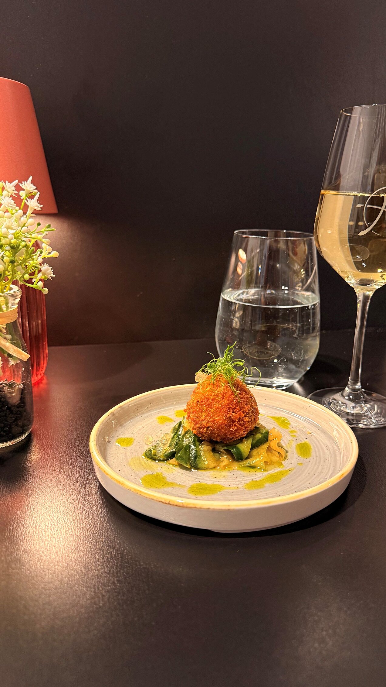 Saiblingspraline in Pankokruste – Hooked & Cooked Praline vom Saiblingsfilet in Pankokruste mit asiatischem Gurkensalat beim Hooked & Cooked im VIA PLAZA Meppen
