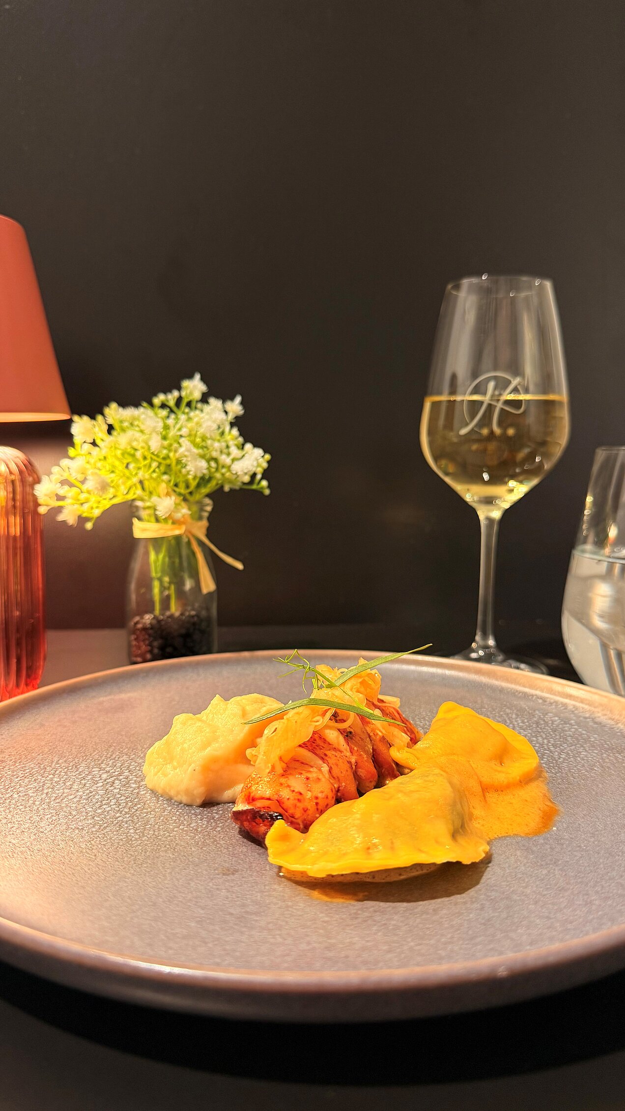 Gebratener Hummerschwanz – Hooked & Cooked Gebratener Hummerschwanz mit Nordseekrabben und Ravioli beim Hooked & Cooked im VIA PLAZA Meppen