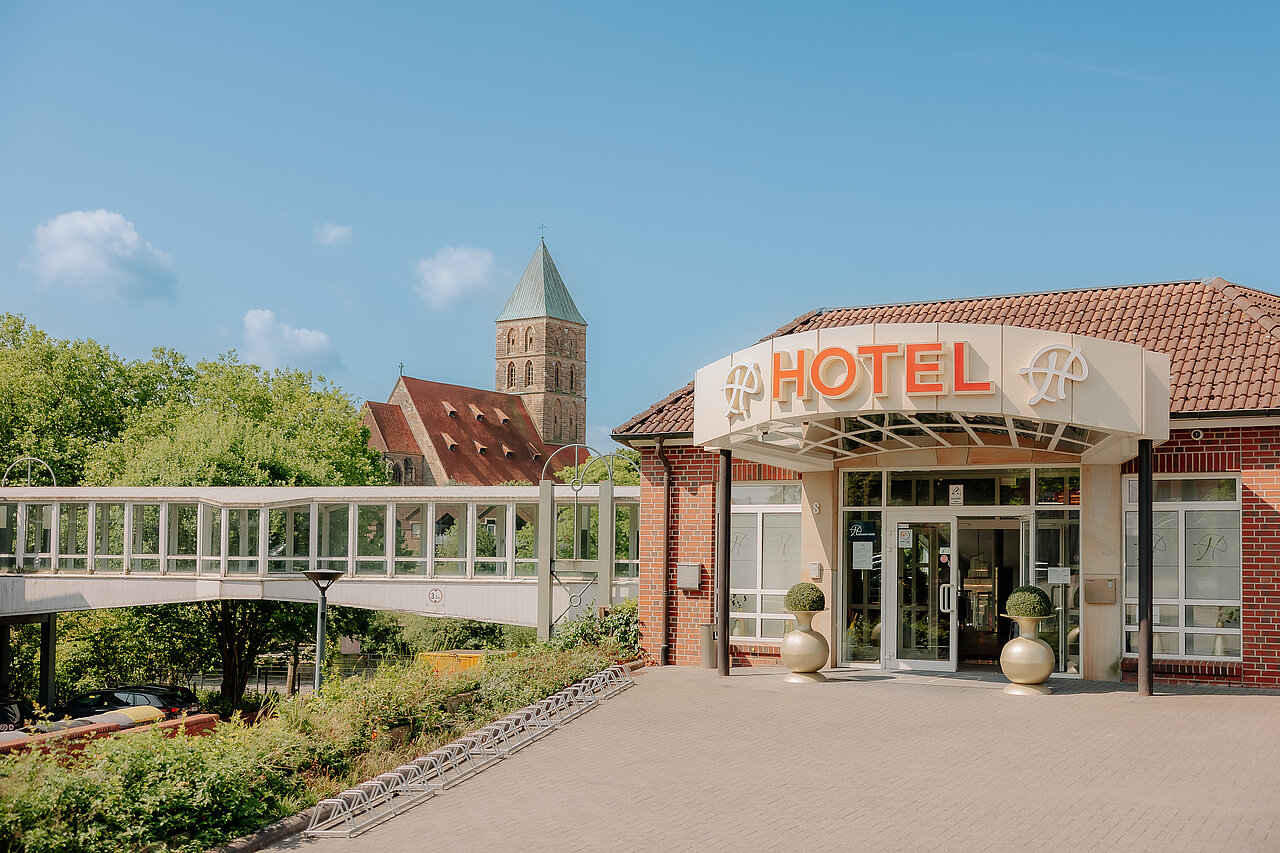 CASCADA Hotel Rheine – Eingang mit Blick auf Kirche Hoteleingang des CASCADA Hotel Rheine mit Blick auf die Kirche im Hintergrund
