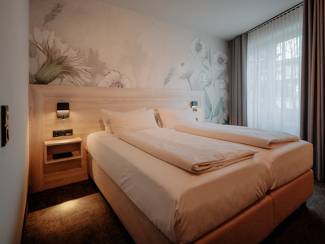 Standard Doppelzimmer im Parkhotel Papenburg mit TV und Schreibtisch