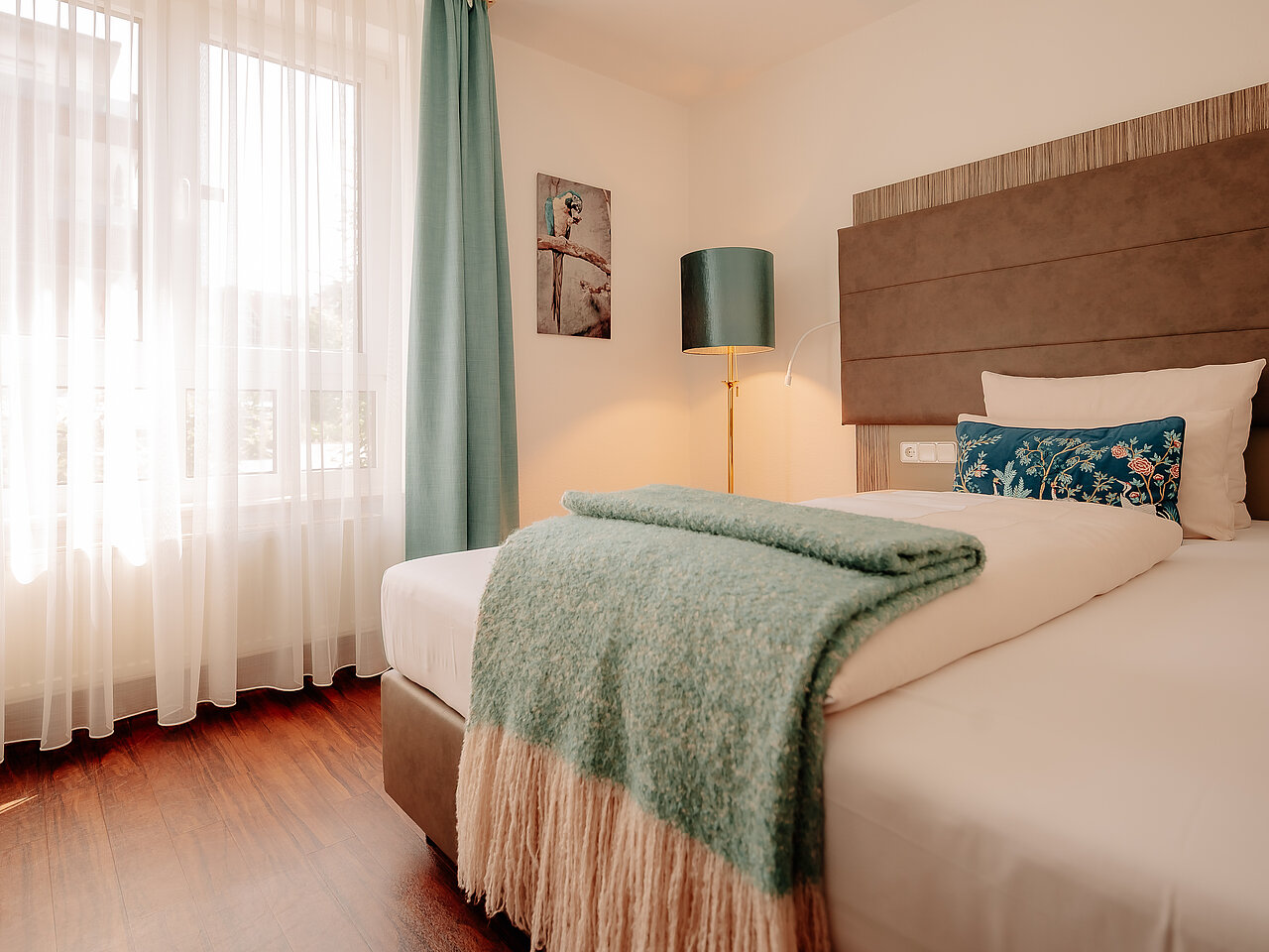 Einzelzimmer Standard im CASCADA Hotel Rheine – Hofblick Einzelzimmer mit Tageslicht und modernem Design im CASCADA Hotel Rheine