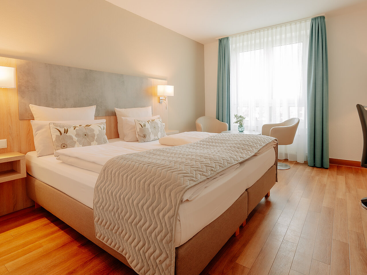 Komfort Doppelzimmer mit Emsblick – CASCADA Hotel Rheine Modern eingerichtetes Doppelzimmer mit Blick auf die Ems im CASCADA Hotel Rheine